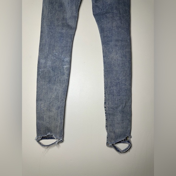 Represent men’s jeans size 33 with distress to the bottom - Picture 7 of 10